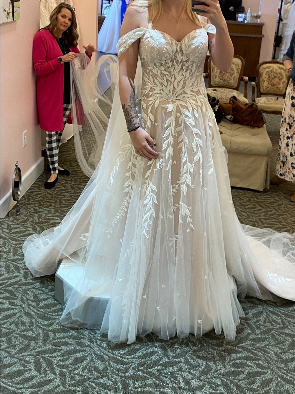 Romantic Off-Shoulder Lace Appliqué Wedding Dress in Ivory